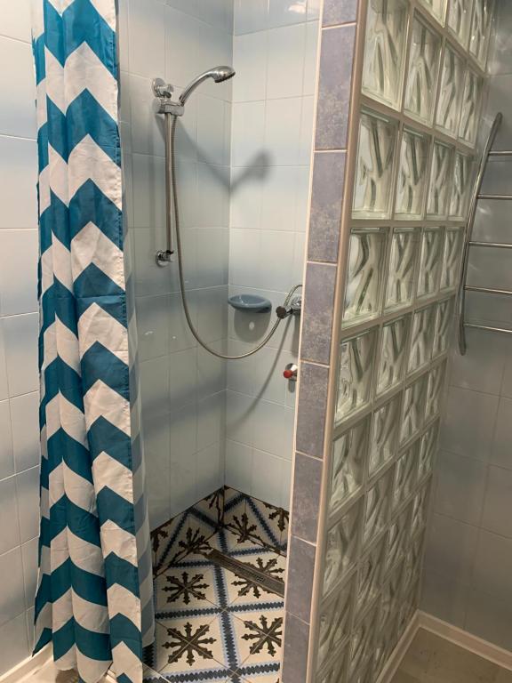 A bathroom at Bakonyi Mamutfenyő Vendégház