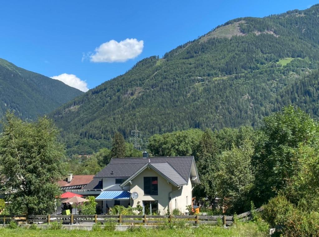 a house in front of a mountain at Ferienwohnung LISL in Obervellach