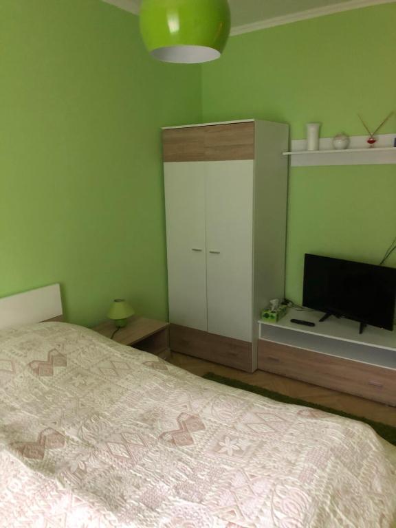A bed or beds in a room at Bakonyi Mamutfenyő Vendégház