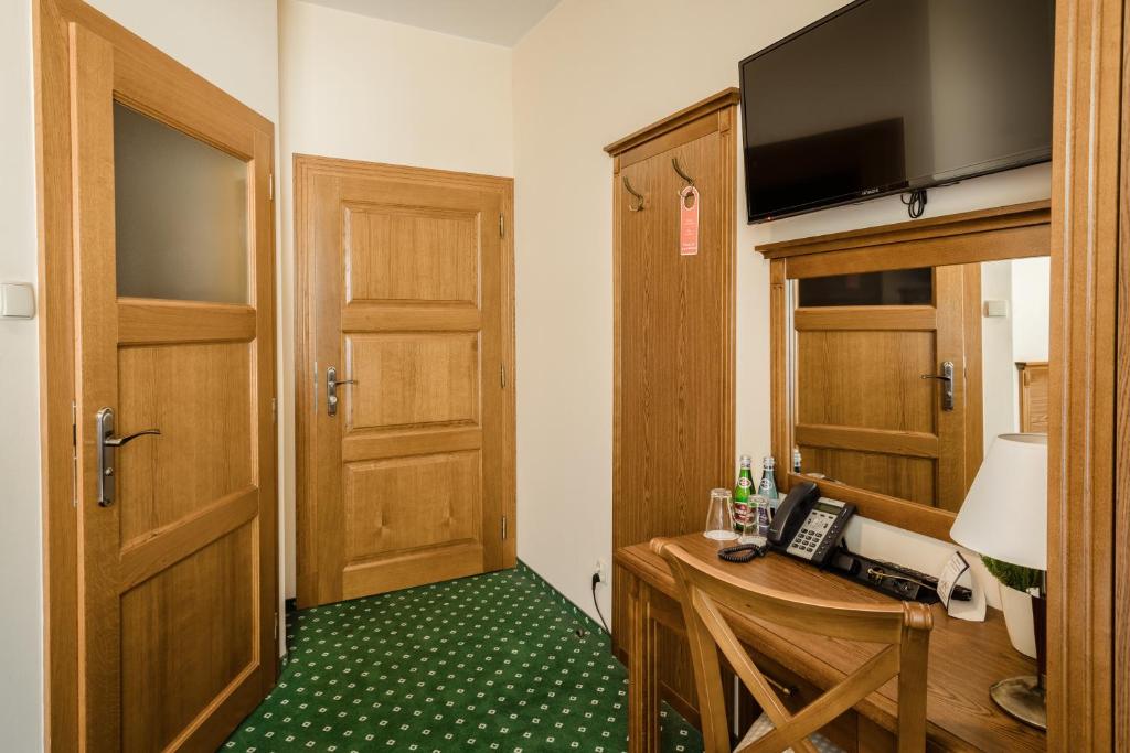 TV a/nebo společenská místnost v ubytování Hotel Ranczo Smyczyna