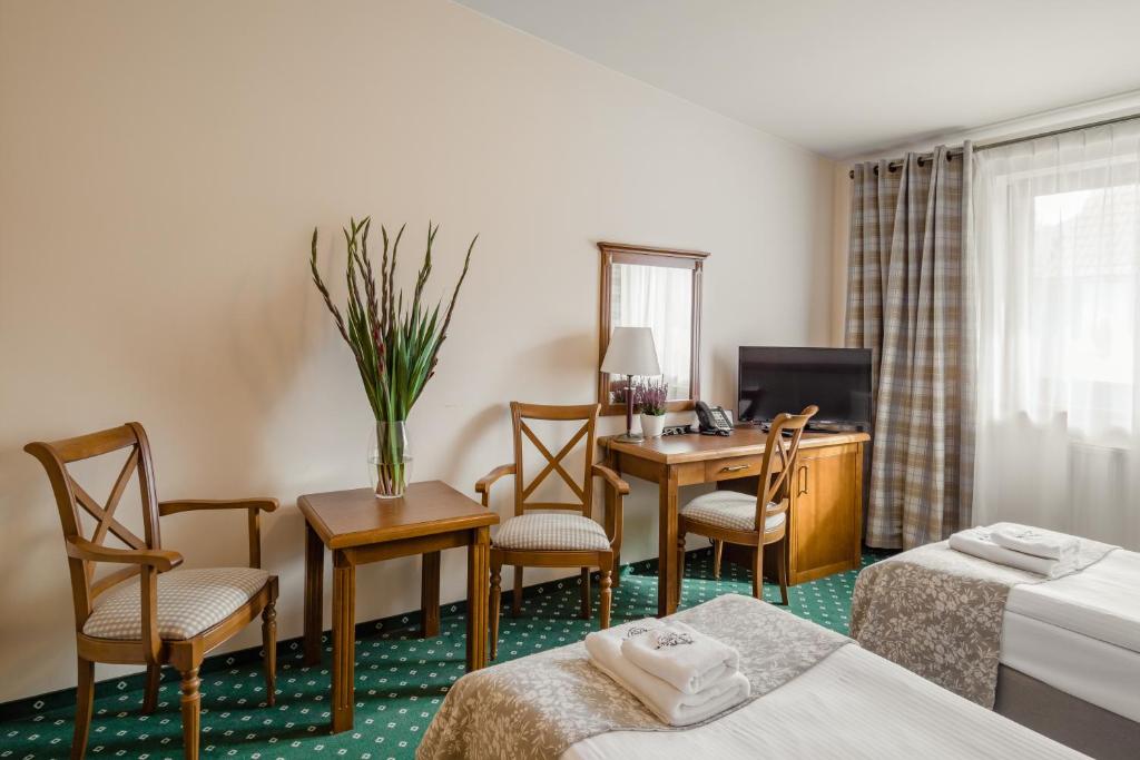 Ένα ή περισσότερα κρεβάτια σε δωμάτιο στο Hotel Ranczo Smyczyna