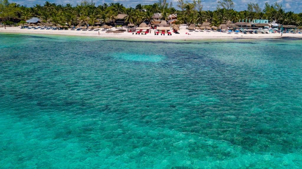 una vista aérea de la playa y del océano en Serenity Authentic Glamping Tulum en Xpu Ha