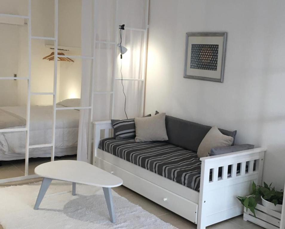 uma pequena sala de estar com um sofá e uma mesa em Amplio,cómodo,moderno y céntrico monoambiente. em Paraná