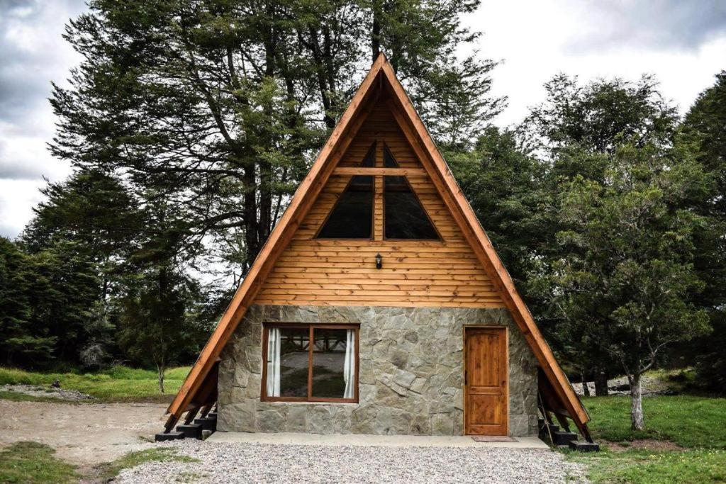 une petite cabine avec un toit triangulaire et une fenêtre dans l'établissement Cabañas Ecoturismo la Pancha, à Puerto Aisén