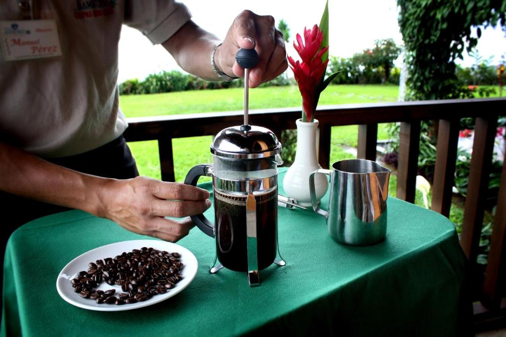 Příslušenství pro přípravu čaje a kávy v ubytování Finca Hamburgo La Ruta del Cafe