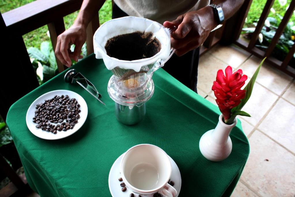 Příslušenství pro přípravu čaje a kávy v ubytování Finca Hamburgo La Ruta del Cafe