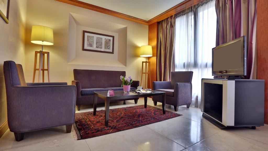 Posezení v ubytování Crowne Plaza Hamra Beirut by IHG