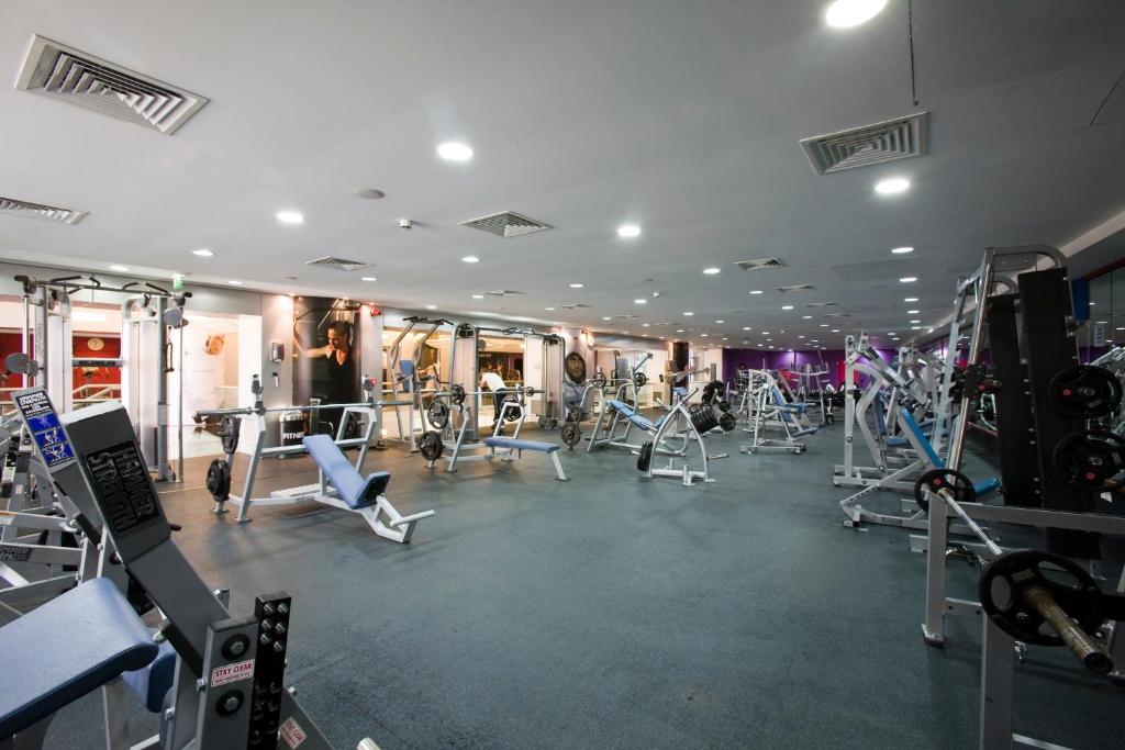 Fitness centrum a/nebo fitness zařízení v ubytování Crowne Plaza Hamra Beirut by IHG