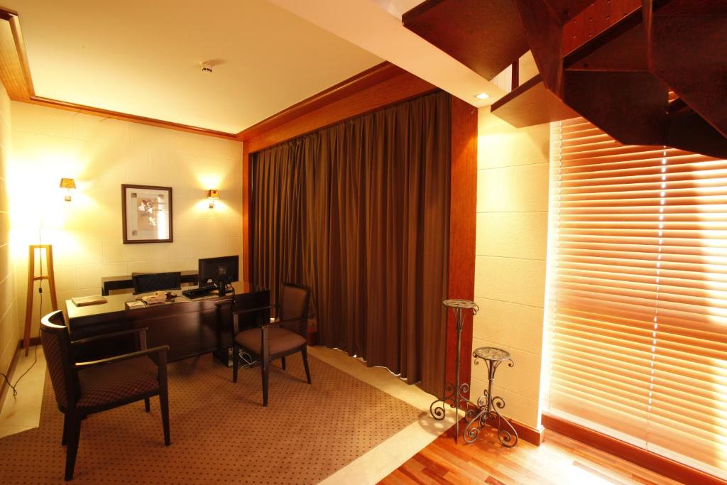 Posezení v ubytování Crowne Plaza Hamra Beirut by IHG