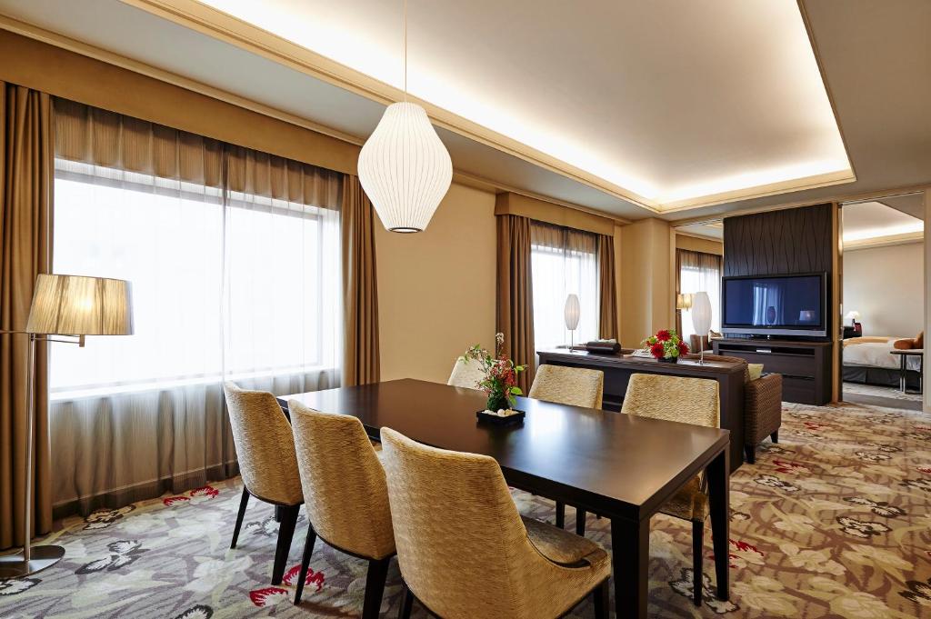 a dining room with a table and chairs at ANA Crowne Plaza Kanazawa by IHG in Kanazawa