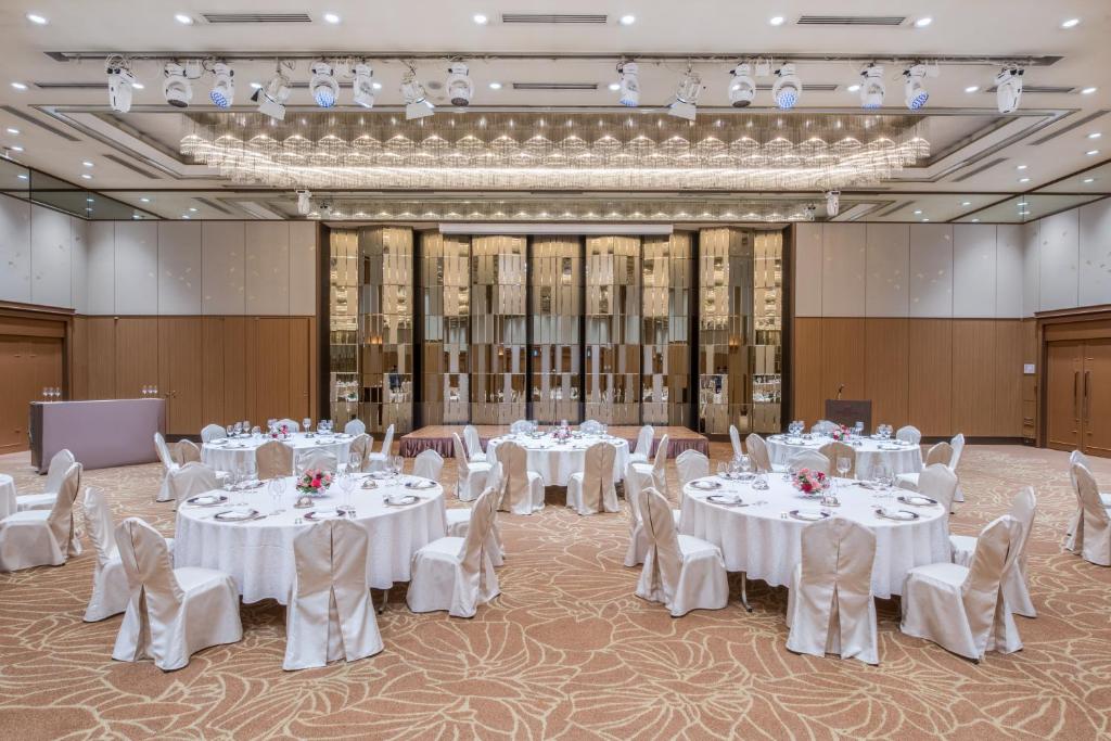 a banquet hall with white tables and chairs at ANA Crowne Plaza Kanazawa by IHG in Kanazawa
