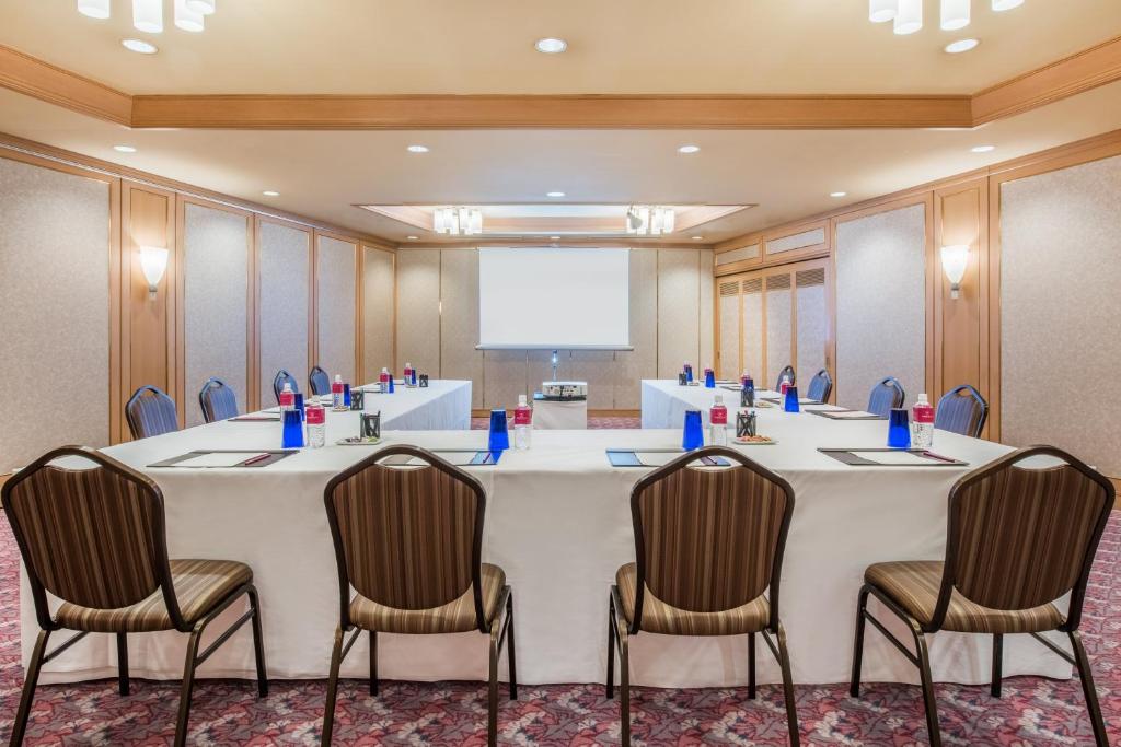 a conference room with a large white table and chairs at ANA Crowne Plaza Kanazawa by IHG in Kanazawa