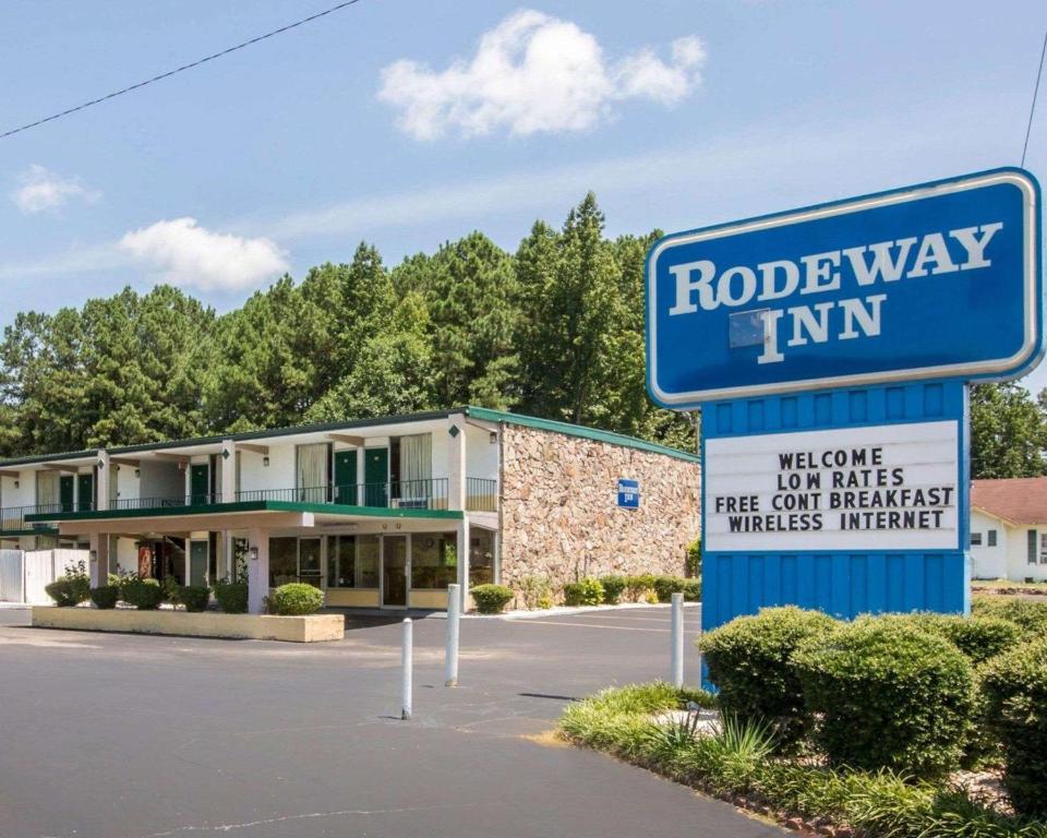 a road way inn sign in front of a building at Rodeway Inn in Gadsden