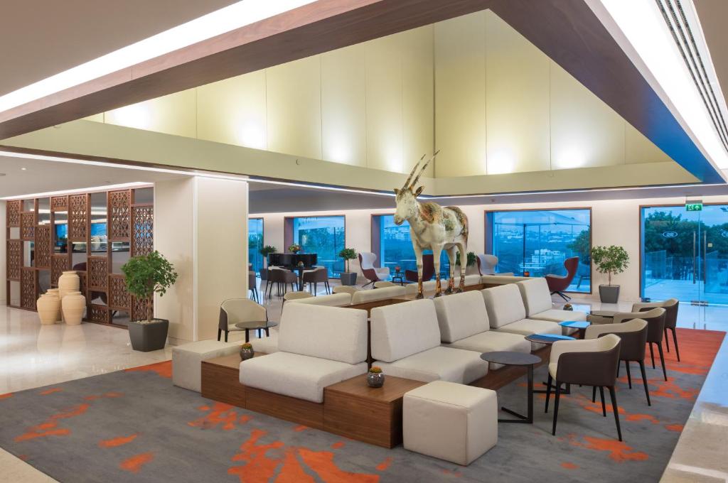 Posezení v ubytování Crowne Plaza Muscat by IHG