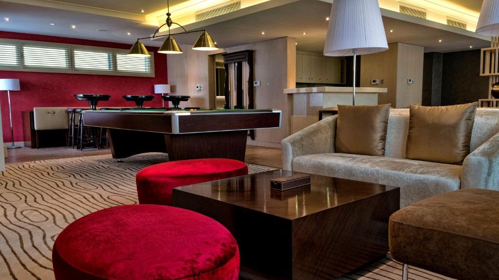 Posezení v ubytování Crowne Plaza Dubai Deira by IHG