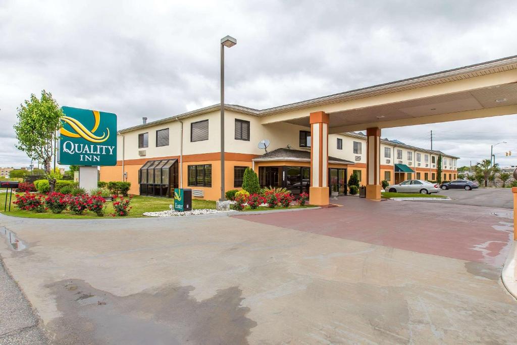 a view of a quikin inn with a parking lot at Quality Inn Montgomery South in Hope Hull