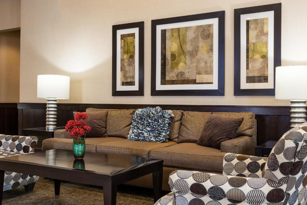 Posezení v ubytování Crowne Plaza Anchorage-Midtown by IHG