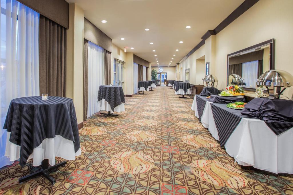 Restaurace v ubytování Crowne Plaza Anchorage-Midtown by IHG
