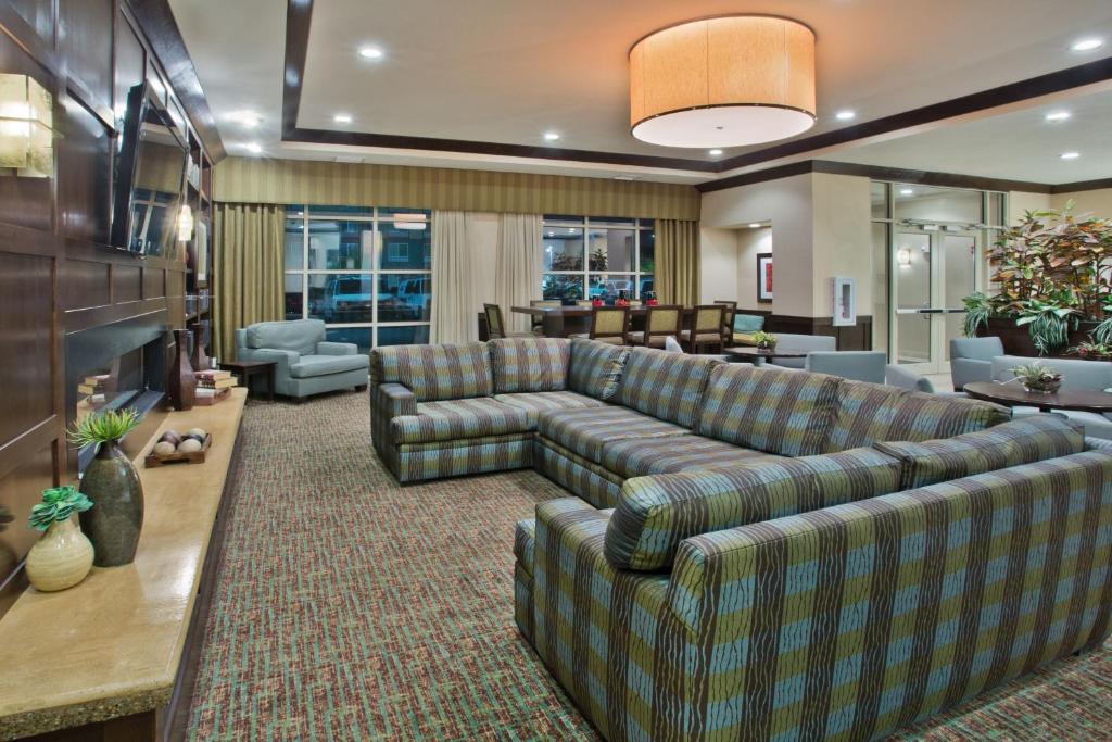 Posezení v ubytování Crowne Plaza Anchorage-Midtown by IHG