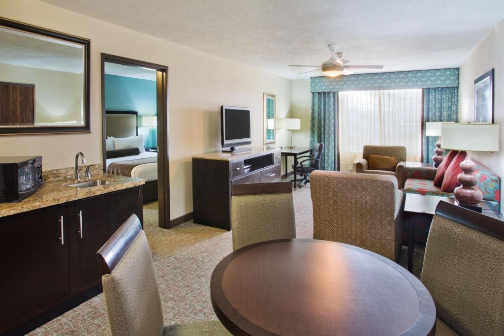 TV a/nebo společenská místnost v ubytování Crowne Plaza Anchorage-Midtown by IHG