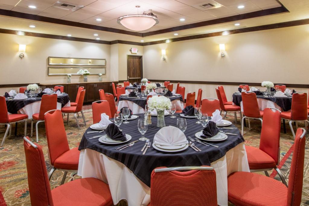 Restaurace v ubytování Crowne Plaza Anchorage-Midtown by IHG