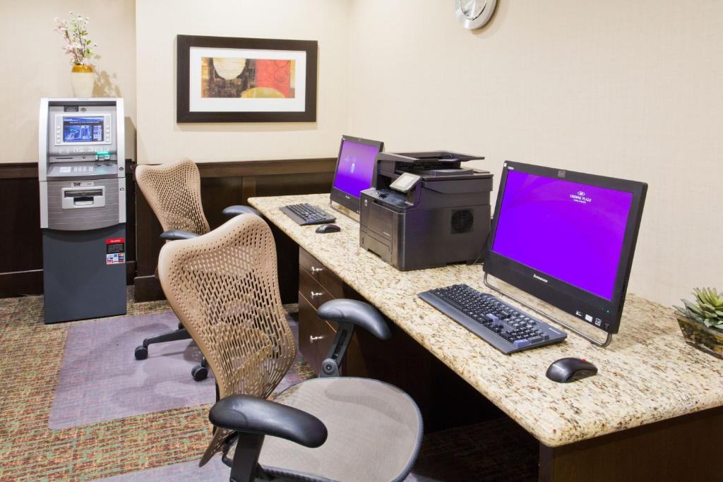 TV a/nebo společenská místnost v ubytování Crowne Plaza Anchorage-Midtown by IHG