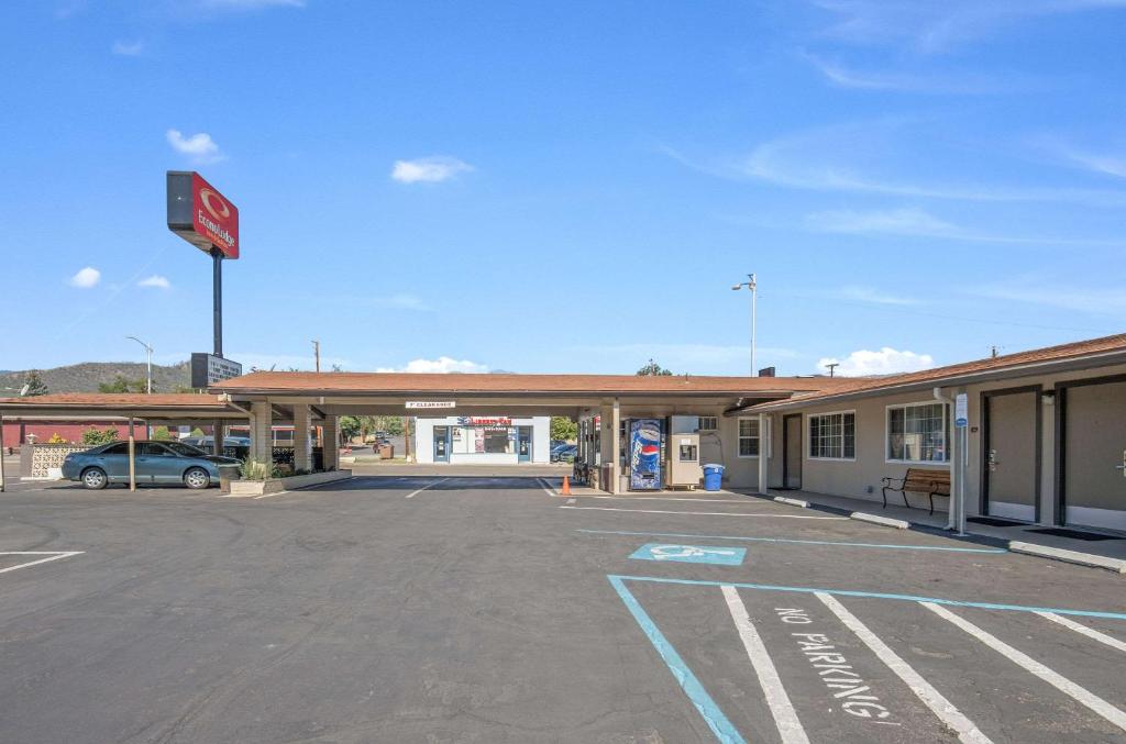 un parking vide devant une station-service dans l'établissement Econo Lodge Yreka, à Yreka