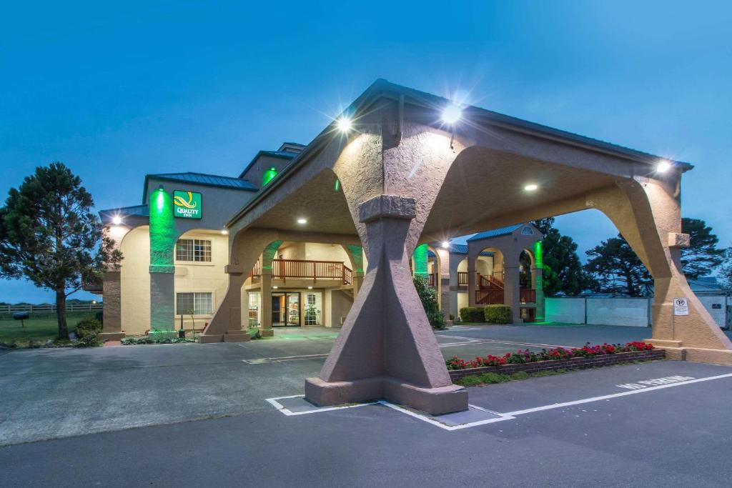 un hotel con un gran edificio con luces encendidas en Quality Inn & Suites Crescent City Redwood Coast, en Crescent City