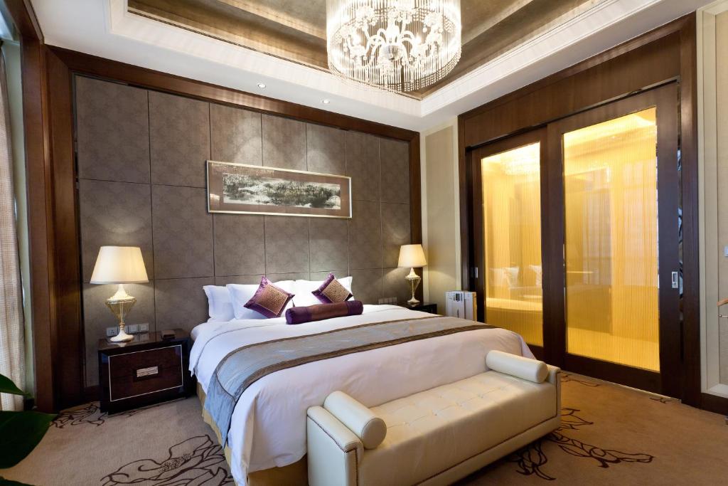 Postel nebo postele na pokoji v ubytování Crowne Plaza Xiangyang by IHG