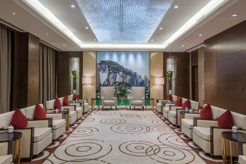 Posezení v ubytování Crowne Plaza Huangshan Yucheng by IHG
