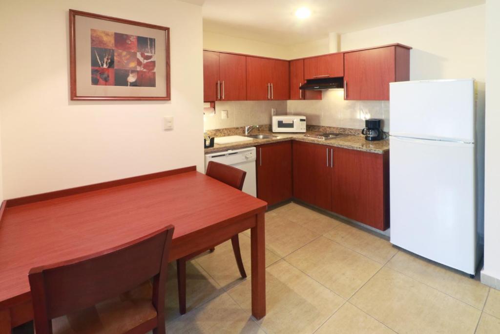 Kuchyň nebo kuchyňský kout v ubytování Staybridge Suites Queretaro by IHG