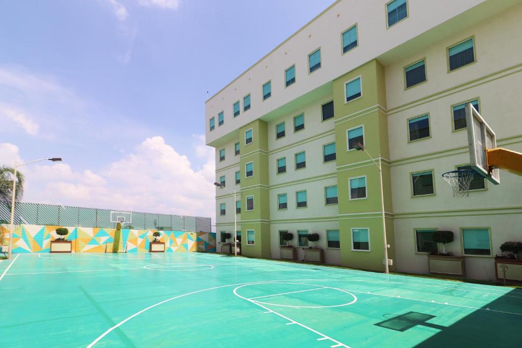 Bazén v ubytování Staybridge Suites Queretaro by IHG nebo v jeho okolí