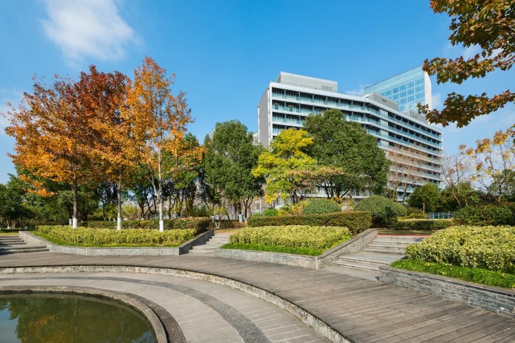Zahrada ubytování Crowne Plaza Shanghai Xiayang Lake by IHG