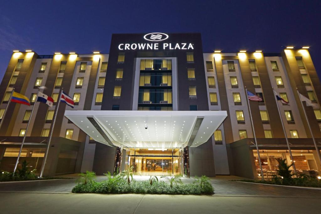 a rendering of the grove plaza hotel at night at Crowne Plaza Airport by IHG in Tocumen