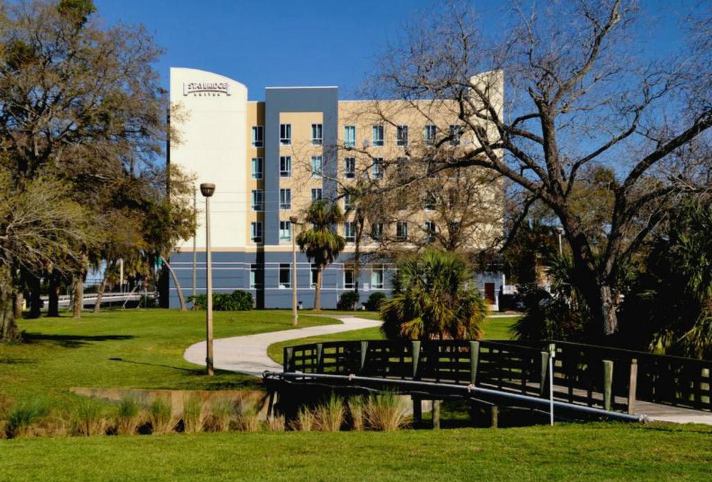 um campus com uma ponte em frente a um edifício em Staybridge Suites St. Petersburg FL, an IHG Hotel em St. Petersburg