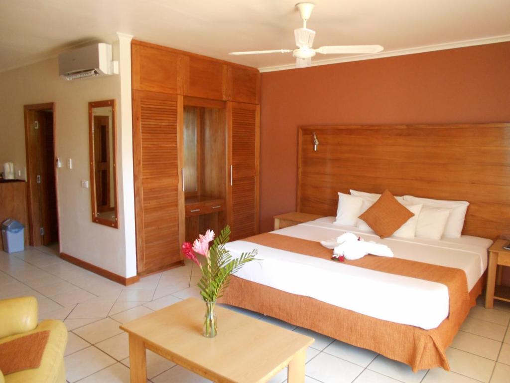 Llit o llits en una habitació de Bedarra Beach Inn