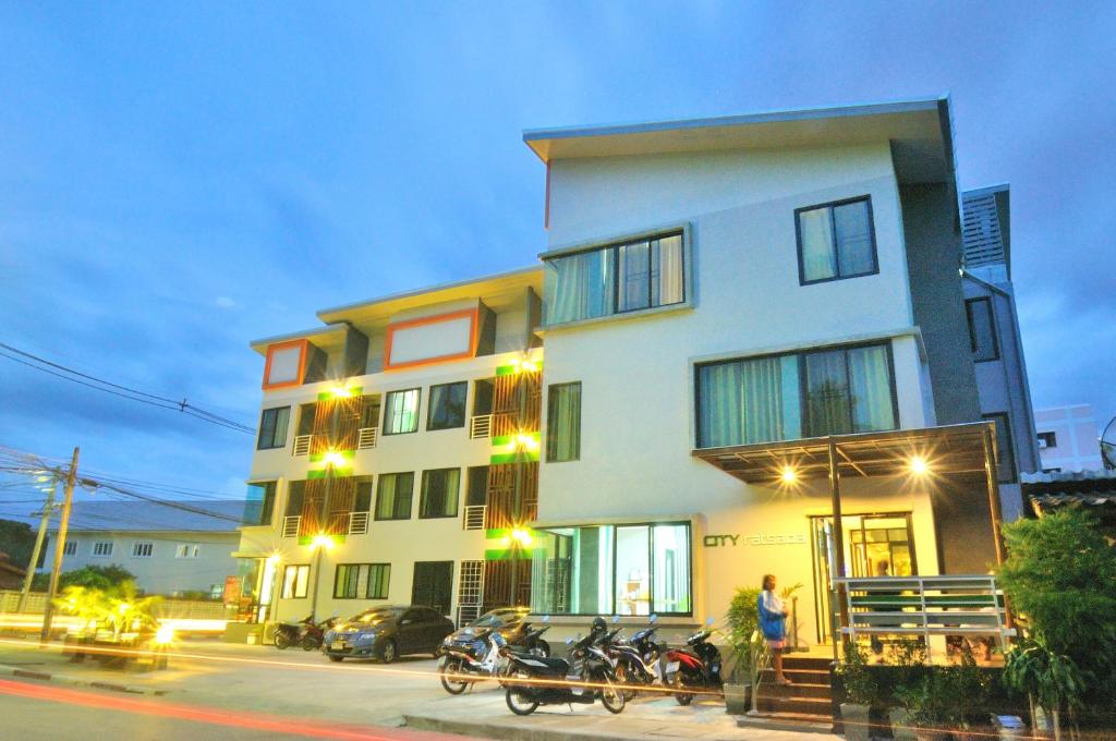 een gebouw met fietsen voor het gebouw bij City Ratsada Apartment in Lampang