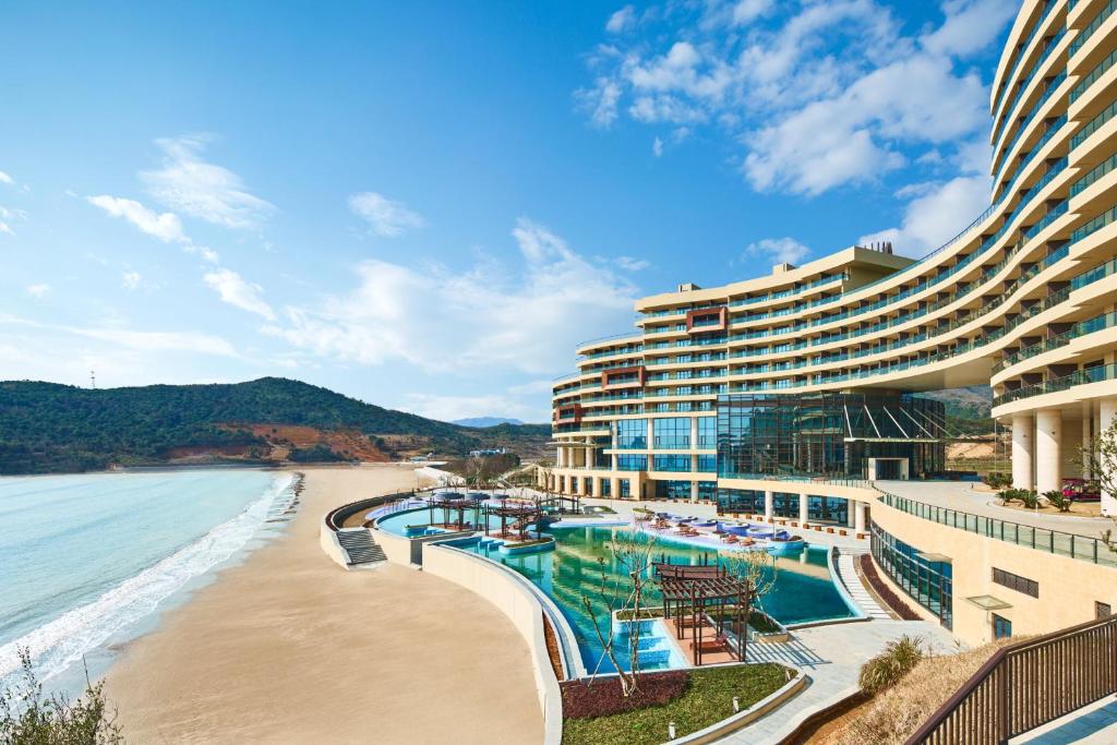 - une vue sur l'hôtel et la plage dans l'établissement Crowne Plaza Ningbo Xiangshan Sea View, an IHG Hotel, à Xiangshan