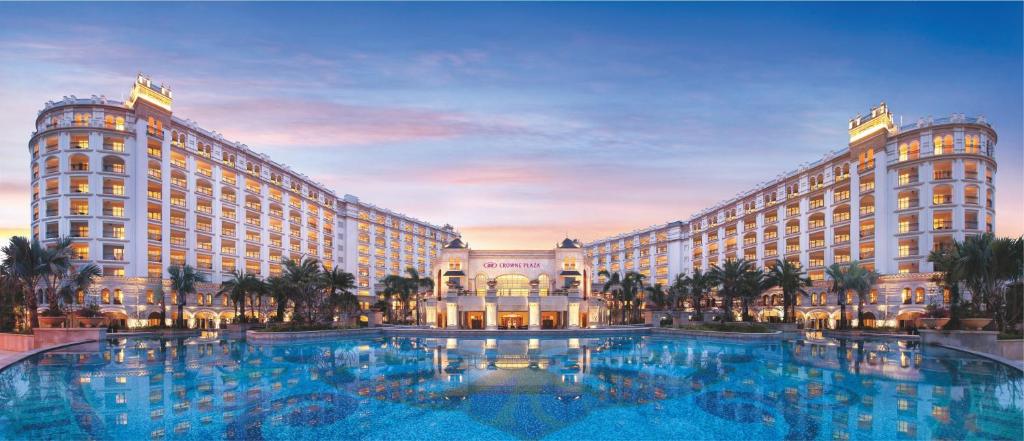 Baseinas apgyvendinimo įstaigoje Crowne Plaza Resort Sanya Bay, an IHG Hotel arba netoliese