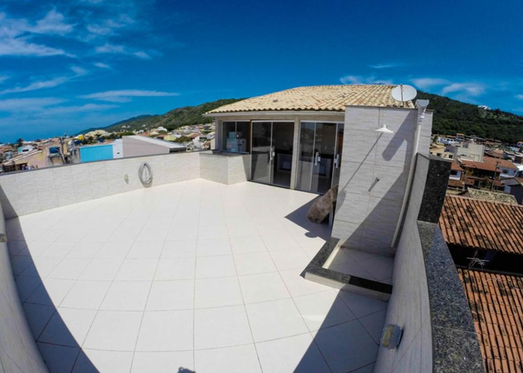 un gran patio en la azotea de un edificio en AP Agatha, en Arraial do Cabo