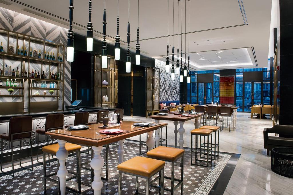 Restaurace v ubytování Crowne Plaza Shanghai Pujiang by IHG
