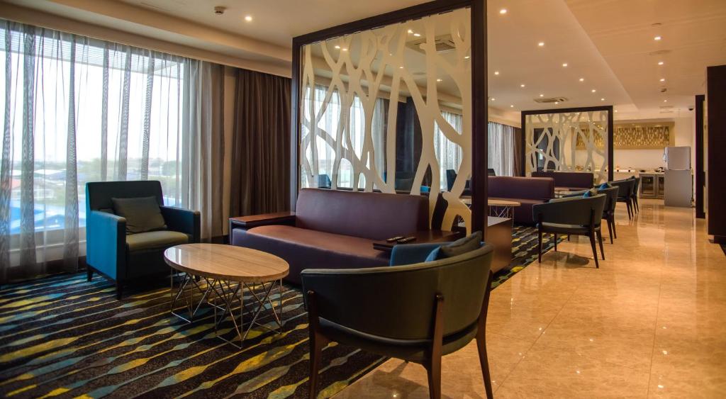 The lounge or bar area at Crowne Plaza Nairobi Airport, an IHG Hotel