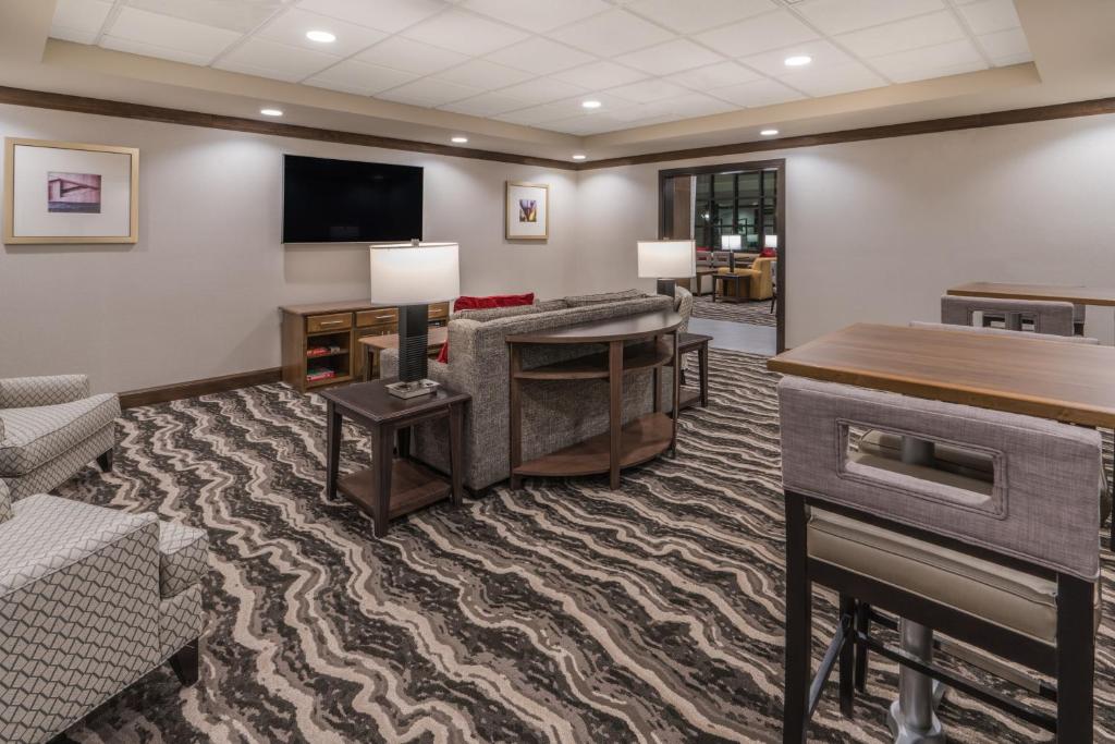 Posezení v ubytování Staybridge Suites Anchorage by IHG