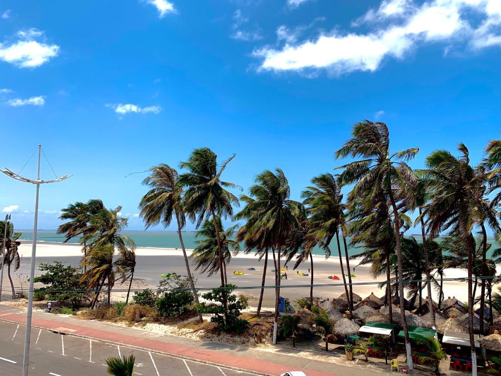 uma vista para uma praia com palmeiras em Temporada Litorânea slz em São Luís