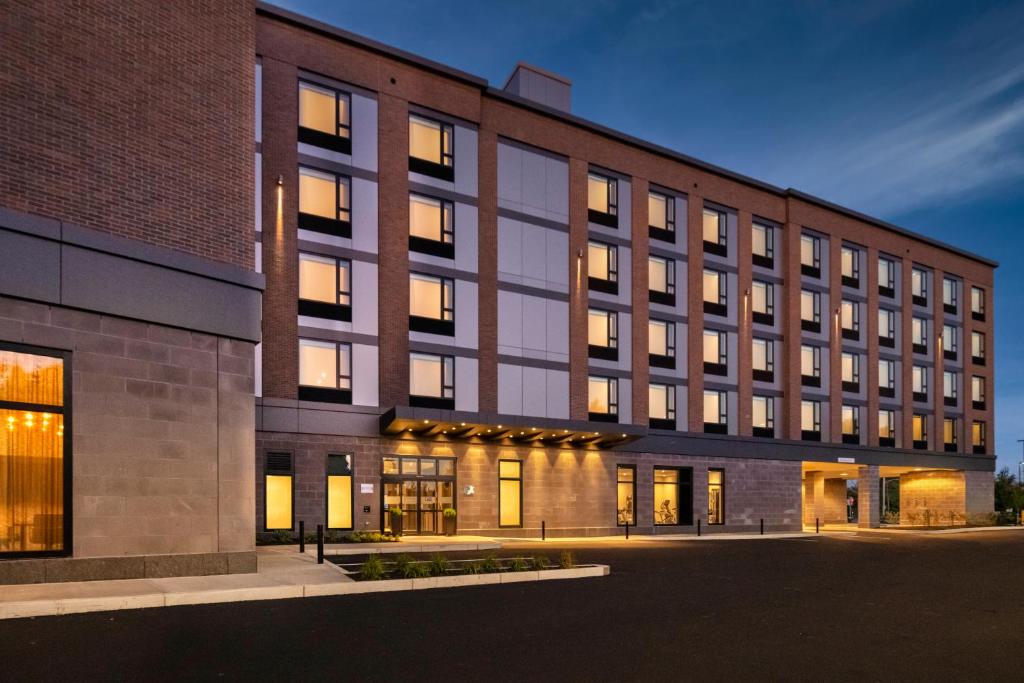 een groot bakstenen gebouw met verlichting aan bij Staybridge Suites - Boston Logan Airport - Revere, an IHG Hotel in Revere