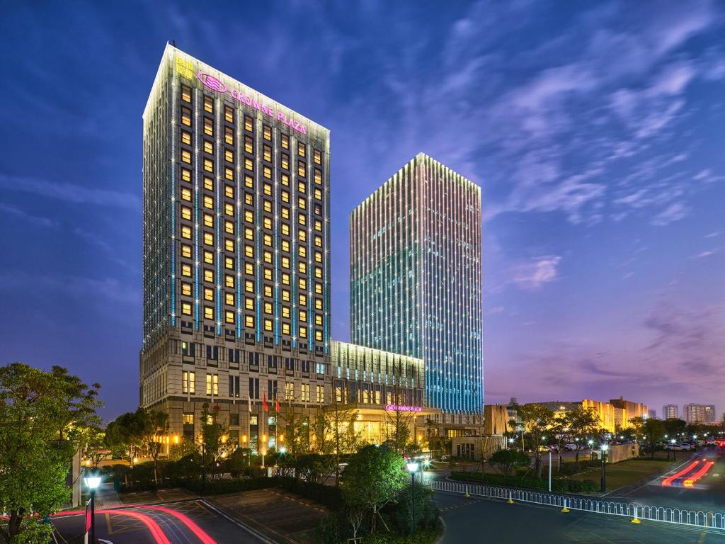 um edifício alto com dois arranha-céus numa cidade em Crowne Plaza Wuhan Development Zone, an IHG Hotel em Wuhan