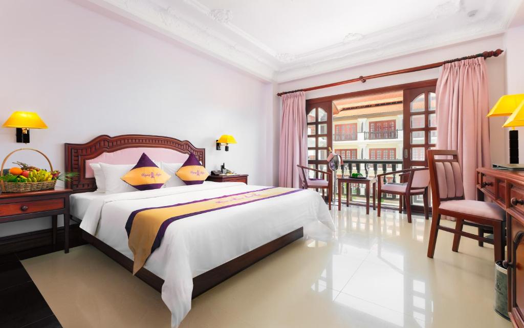 Postel nebo postele na pokoji v ubytování Regency Angkor Hotel