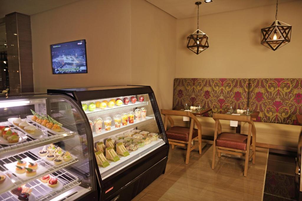 a restaurant with a display case filled with food at Crowne Plaza Airport by IHG in Tocumen