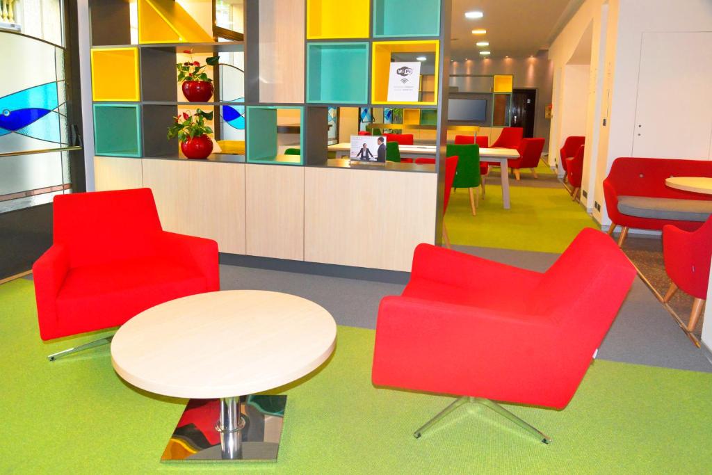 A seating area at Sure Hotel by Best Western Turin City Centre