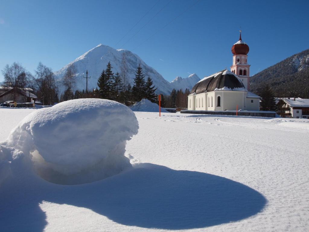 Alpenchalet im Leutaschtal v zime